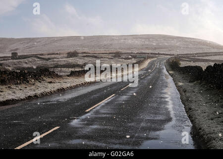 Greenhow, North Yorkshire, UK - 28 Avril 2016 : chutes de neige sur le tour de vélo de course sur route du Yorkshire à Greenhow Hill. Banque D'Images