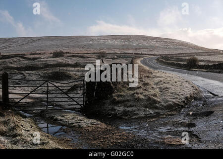 Greenhow, North Yorkshire, UK - 28 Avril 2016 : chutes de neige sur le tour de vélo de course sur route du Yorkshire à Greenhow Hill. Banque D'Images