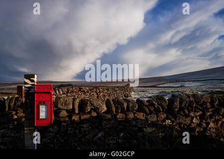 Greenhow, North Yorkshire, UK - 28 Avril 2016 : chutes de neige sur le tour de vélo de course sur route du Yorkshire à Greenhow Hill. Banque D'Images