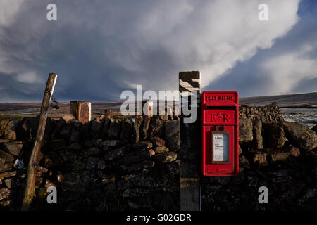 Greenhow, North Yorkshire, UK - 28 Avril 2016 : chutes de neige sur le tour de vélo de course sur route du Yorkshire à Greenhow hill. Banque D'Images