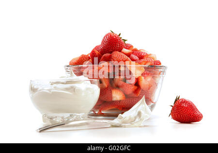 Fraises fraîches avec de la crème fouettée sur blanc Banque D'Images