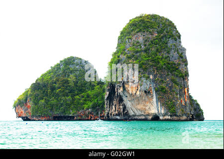 High clifs sur l'île tropicale Banque D'Images