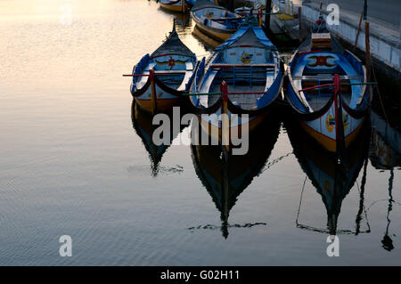 Petit bateau de pêche traditionnel d'Aveiro (Portugal) Banque D'Images