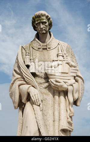 Une statue en marbre du martyr São Vicente, saint patron de Lisbonne. Il est titulaire d'un navire avec deux corbeaux, l'emblème de la ville. Le Portugal. Banque D'Images