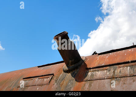 Embouchure de la réservoir d'huile en vrac sur un fond de ciel bleu avec l'un nuage Banque D'Images