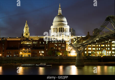 La Cathédrale St Paul de nuit Banque D'Images