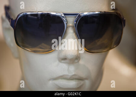 Lunettes de soleil sur un mannequin de fenêtre Banque D'Images