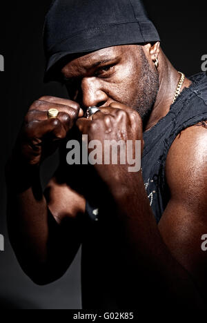 Gangster noir hommes prêts à combattre un contraste élevé clé faible. Banque D'Images