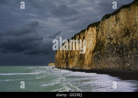 Falaises de craie à l'orage, Normandie, France Banque D'Images