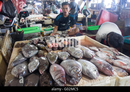 Vendeur derrière son stand au marché de fruits de mer de Jimbaran. Banque D'Images