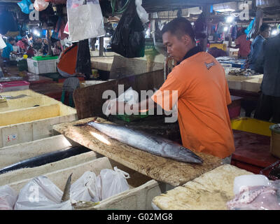 Poissonnier prépare à une échelle à poissons et fruits de mer de Jimbaran Marchés. Banque D'Images