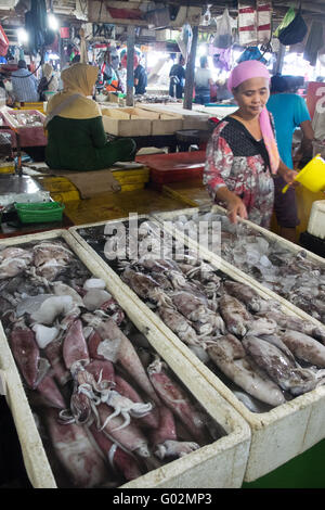 Vendeur derrière son étal au marché de fruits de mer de Jimbaran. Banque D'Images