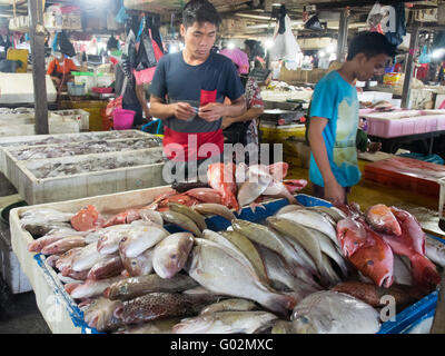 Deux vendeurs derrière leur stand au marché de fruits de mer de Jimbaran. Banque D'Images