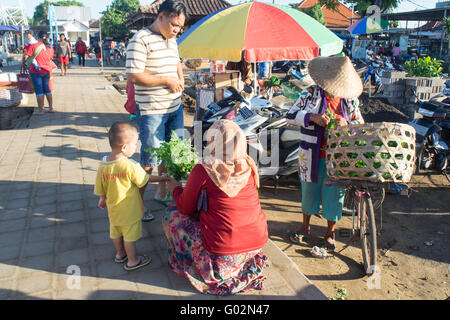 Femme vendant des herbes fraîches à l'extérieur de la Baie de Jimbaran Marchés de fruits de mer. Banque D'Images