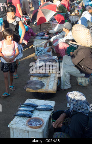 Femmes vendeuses de fruits de mer à Jimbaran, Bali les marchés. Banque D'Images