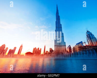 Dubaï, Émirats arabes unis - 17 février : Burj Khalifa et la fontaine - plus haute tour du monde à 828m au magnifique coucher de soleil lumière Banque D'Images