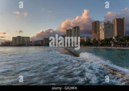 Kuhio Beach Park à Waikiki au coucher du soleil avec vue sur les hôtels. Banque D'Images