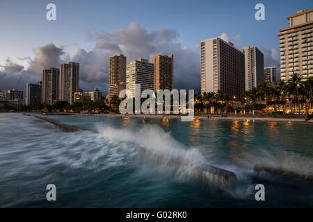 Kuhio Beach Park à Waikiki au crépuscule en vue de l'hôtel. Banque D'Images