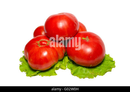 Big Red tomatoes avec laitue isolé sur blanc. Banque D'Images