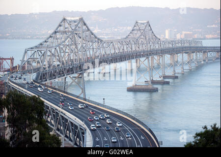 La conduite à travers le s de la vallée de la San Francisco Bay Bridge Banque D'Images