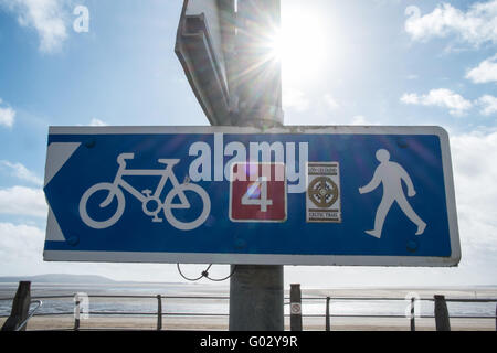 Piste cyclable de la route 4 signe et la randonnée sur sentier côtier du millénaire à Llanelli Carmarthenshire,front de mer,le pays de Galles, Royaume-Uni Banque D'Images