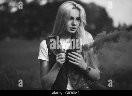 Fashion outdoor Portrait of Girl with cup. Banque D'Images