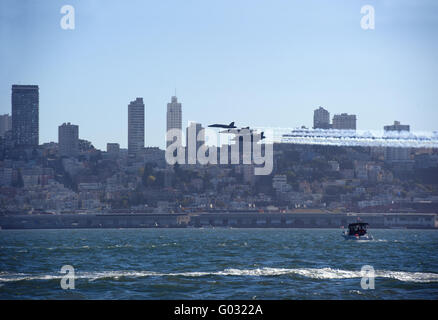 Avions de chasse de l'US Navy voler bas au-dessus de la ville de san francisco Banque D'Images