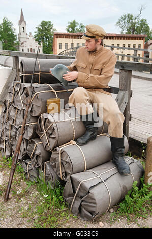 Style Retro photo avec soldier assis sur les paquets Banque D'Images