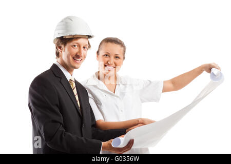 Un architecte portent un casque et un collègue de travail