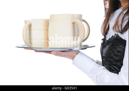 Belle femme détient un grand beer mug en bois. Banque D'Images
