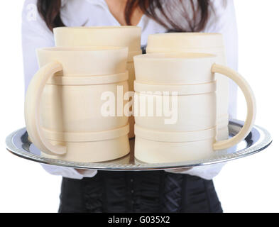 Belle femme détient un grand beer mug en bois. Banque D'Images
