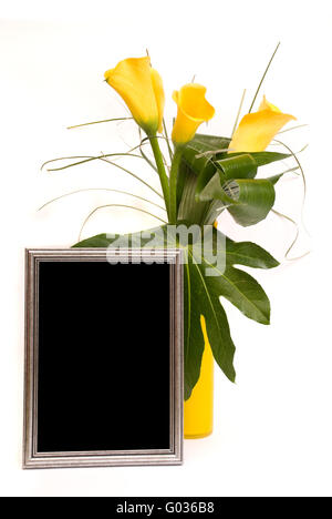 Beau bouquet de Callas et de l'argent sur un livre blanc Banque D'Images