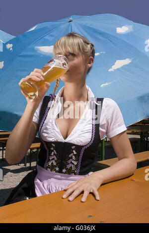 Jeune femme en costume traditionnel dans le café gar Banque D'Images