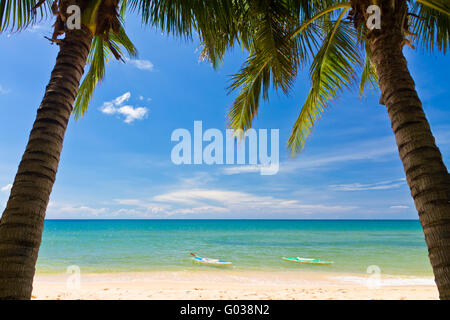 Plage de sable avec des palmiers et des canoës à Phu Quoc fermer Banque D'Images