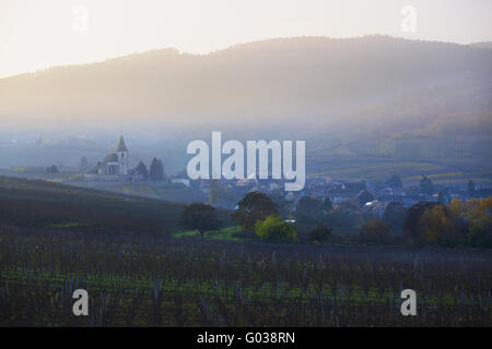 L'église fortifiée et le vin Alsace Hunawihr, village Banque D'Images