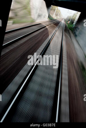 Les rails d'un train en mouvement Banque D'Images