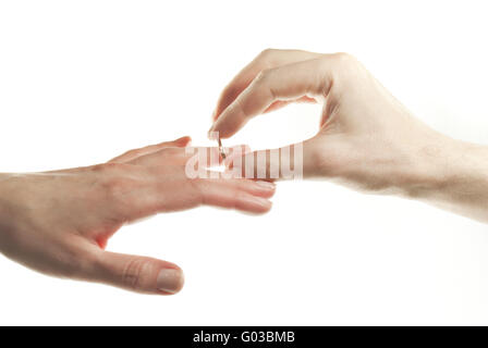 La main de l'homme en passant par l'anneau sur le f Banque D'Images