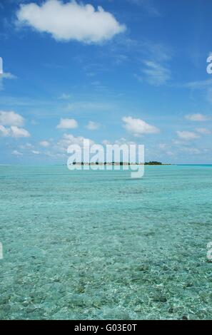 Belle photo d'une île des Maldives avec un grand waterview et cloudscape Banque D'Images