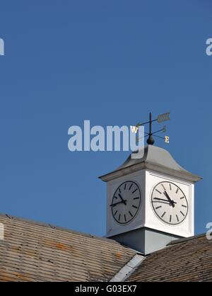 Tour de l'horloge avec girouette sur le haut d'un immeuble à Gloucester Banque D'Images