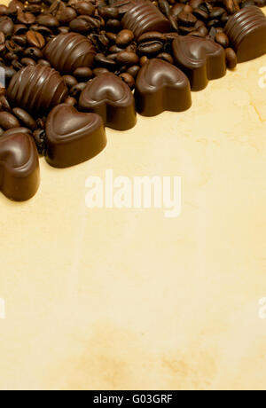 Bonbons au chocolat en forme de coeur et les grains de café Banque D'Images