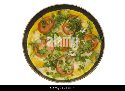 Omelette aux fines herbes et les tomates dans la plaque, isolated on white Banque D'Images