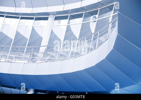 Balcons arrondis de verre et de métal dans un style moderne Banque D'Images