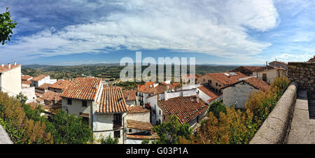 Petite ville espagnole avec vue sur la montagne. Morella en Span. Panorama. Banque D'Images
