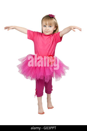 Petite fille dans une robe rose danser dans studio isolé sur fond blanc Banque D'Images