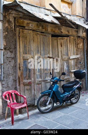 Scooter en face de barrack Banque D'Images