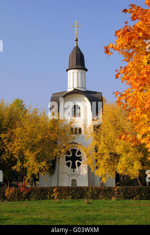 Chapelle blanche à l'automne Banque D'Images