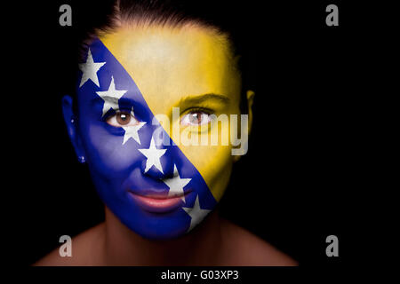 Femme avec le drapeau de la Bosnie-Herzégovine Banque D'Images