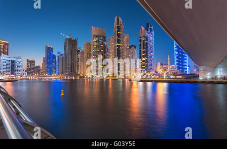 Duba Marina Skyline à l'heure bleu magique Banque D'Images