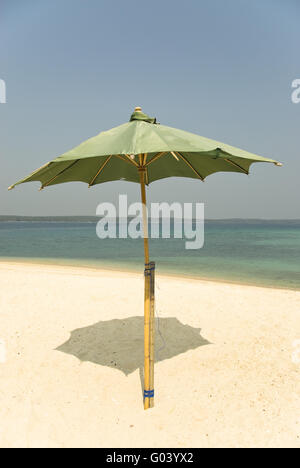 Parasol sur la plage Banque D'Images