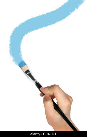 La main avec un pinceau pour dessiner une courbe de peinture bleu Banque D'Images
